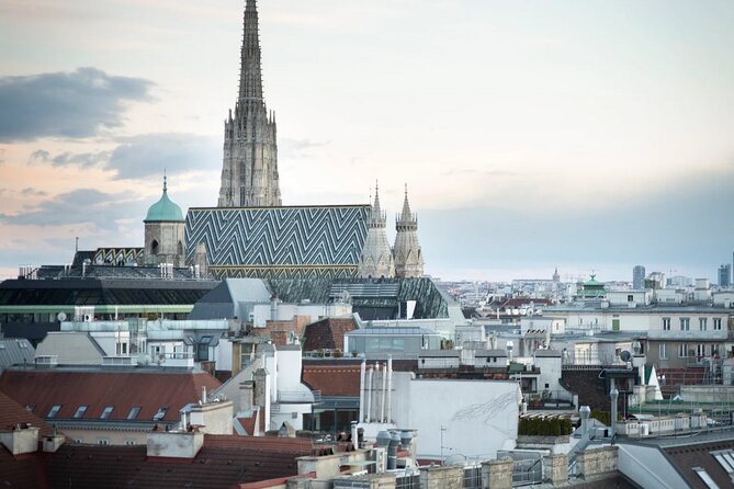 A box for a romantic walk in the city center of Vienna - Waltz music in Vienna City Park