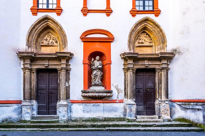 Budapest-Vienna One-Way Sightseeing Transfer - A guide can make the long day much better