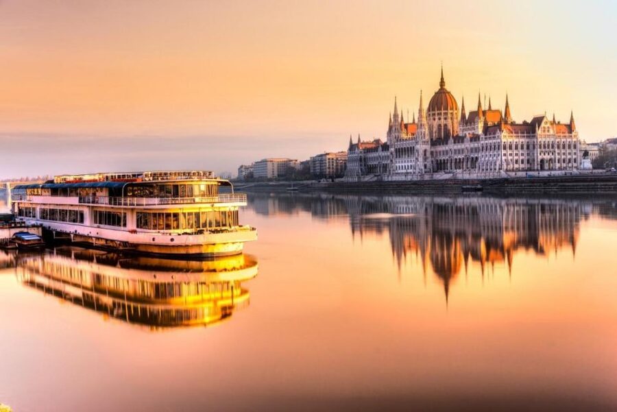From Vienna: Budapest Group Day Trip - Castle Hill and the Baroque streets of Buda