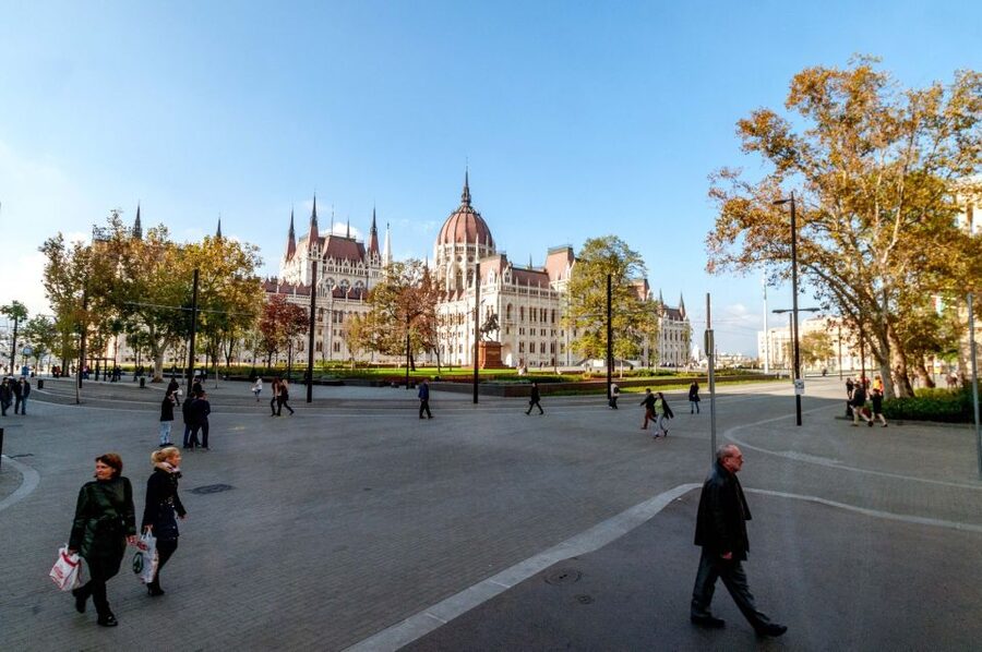 From Vienna: Guided Day Trip to Budapest - Budapest by coach: useful orientation, imperfect photography