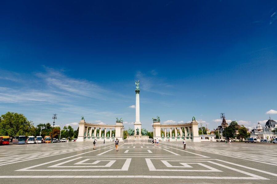 From Vienna: Guided Day Trip to Budapest - A short guided walk through the historic center