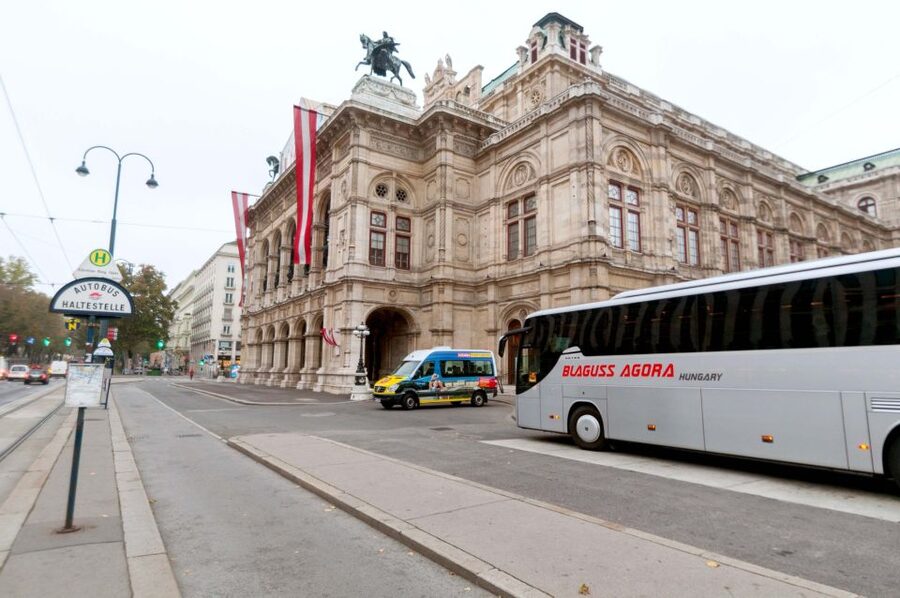 From Vienna: Guided Day Trip to Budapest - Guides, languages, and the pace of the day
