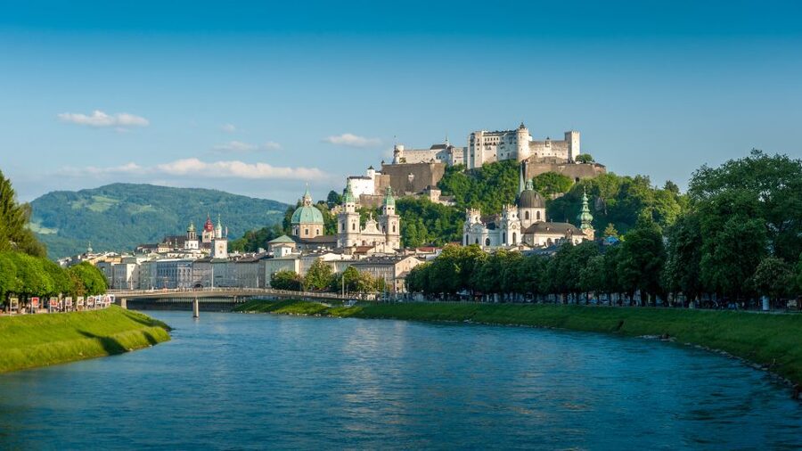 From Vienna: Guided Day Trip to Salzburg - The Salzkammergut drive and Mondsee photo stop