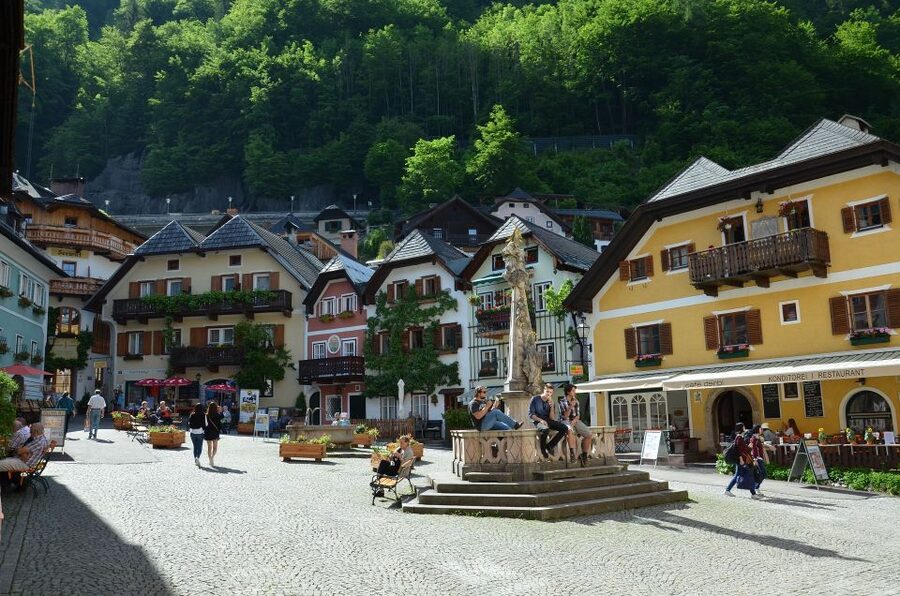 From Vienna: Hallstatt Day Trip with Hotel Pickup - First views of Hallstatt and the Dachstein Massif