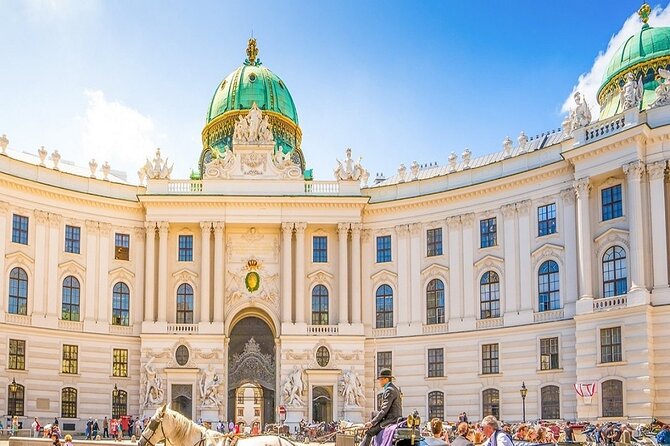 Fun & mobile scavenger hunt through Vienna - Stop four: Vienna State Opera and city life