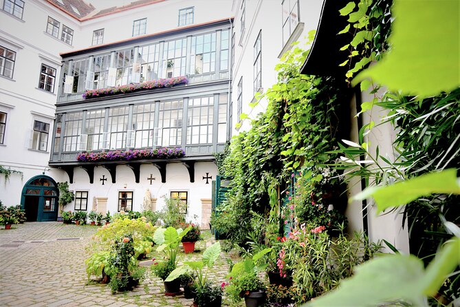 Gems of Vienna-Tour - Courtyards and passages that change the pace