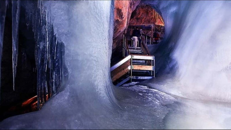 Hallstatt & Ice Cave & 5 fingers Private Trip From Salzburg - Five fingers over a 400-meter precipice