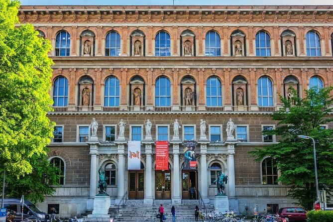Historical Hitler Walking Tour of Vienna - Facing war at Albertinaplatz