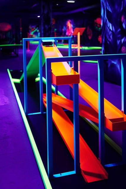 Innsbruck: 3D Mini Golf with Dazzling Light Effects - The 18 UV-lit holes and 3D murals