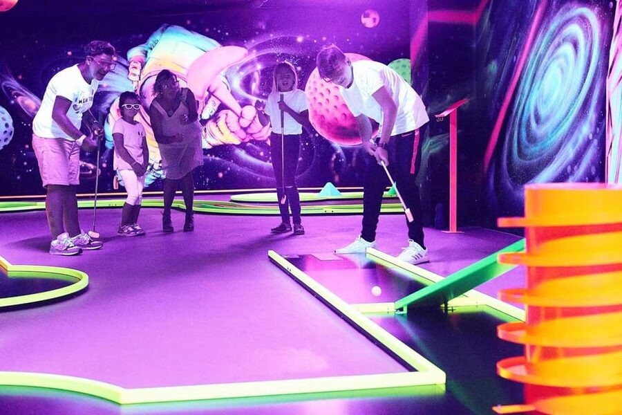 Innsbruck: 3D Mini Golf with Dazzling Light Effects - Starting with the club, ball, and first hole