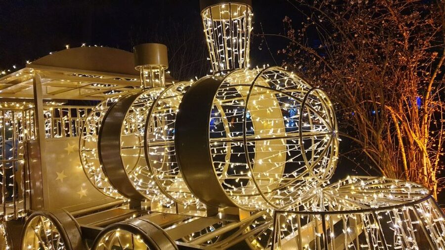 Innsbruck: Christmas Tour with a licensed guide - Maria-Theresien-Straße changes the mood