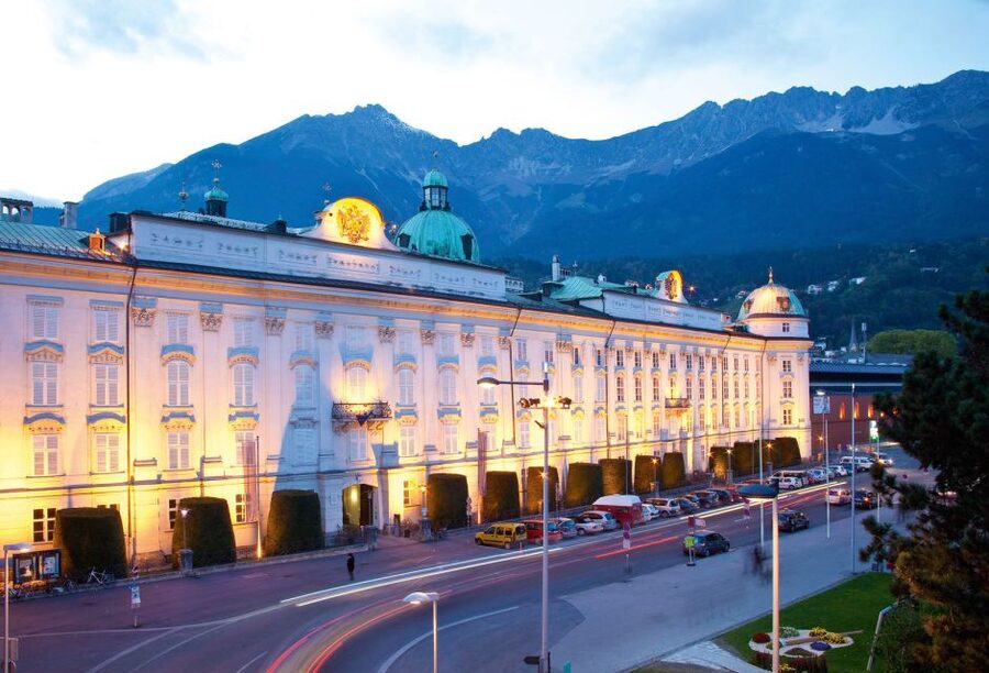 Innsbruck: City Card Including Public Transport - Taking the shuttle to Swarovski Crystal Worlds
