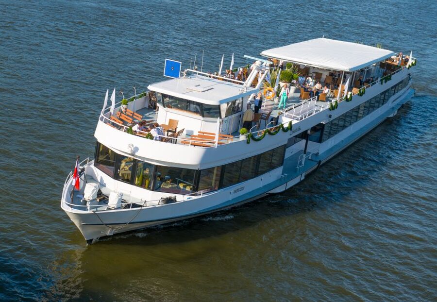 Linz: Harbor Cruise - Finding the Wurm Noe dock between two landmarks