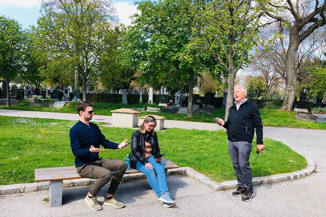 Mobile puzzle rally tour at the Vienna Central Cemetery - Solving questions instead of following a guide