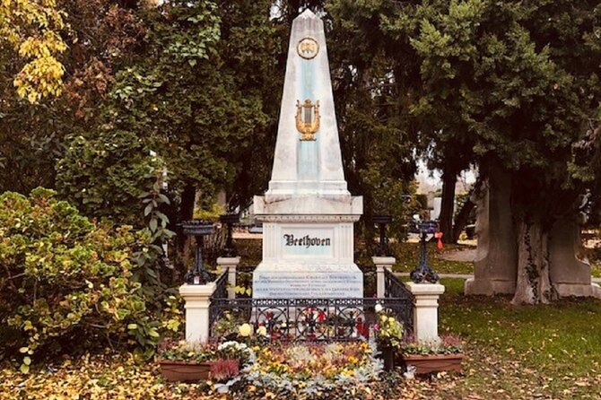 Mobile puzzle rally tour at the Vienna Central Cemetery - Famous composers, musicians, and presidents