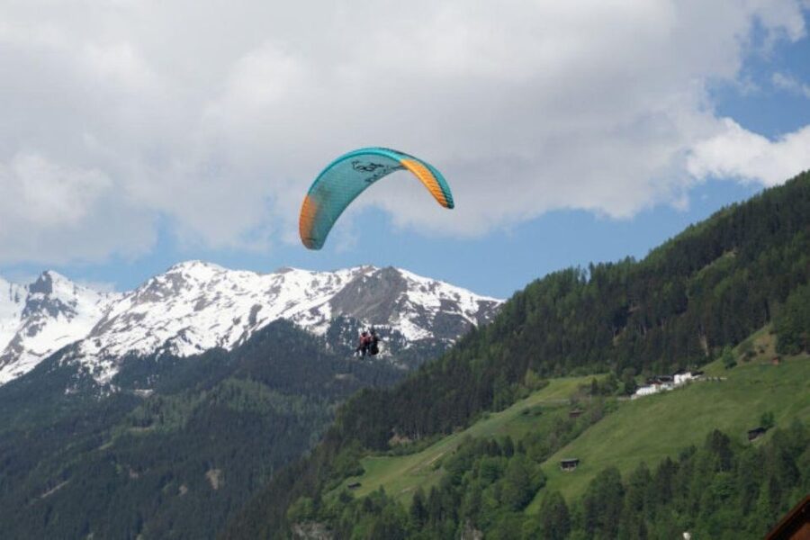 Neustift im Stubaital: Morning Paragliding Experience - Preparing at the mountain launch point
