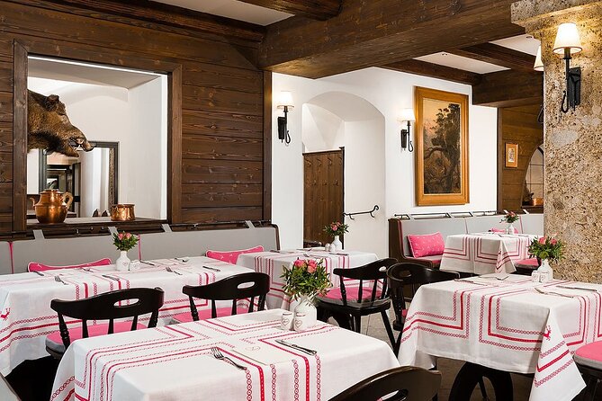 Original Sound of Music Tour Salzburg With Schnitzel and Noodle - The sing-alongs and guide style