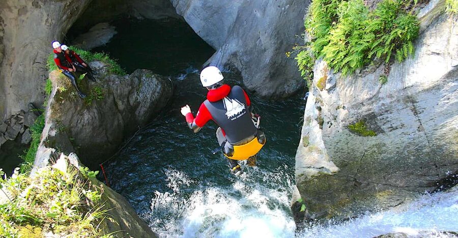 Ötztal: Advanced Canyoning at Auerklamm - The first challenge: getting into canyoning gear