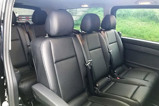 Private airport transfer in Vienna for up to 8 people in minibus - A direct start from Vienna Airport