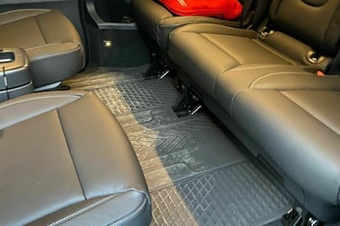 Private airport transfer in Vienna for up to 8 people in minibus - The human side of the service