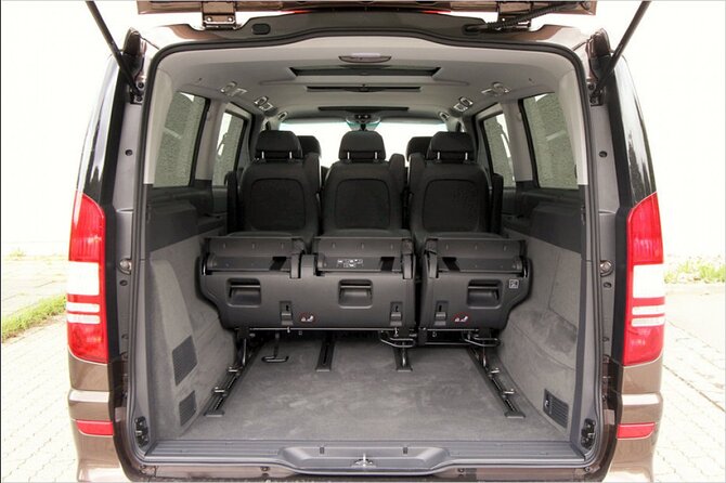 Private airport transfer in Vienna for up to 8 people in minibus - What the 30-minute ride is really like