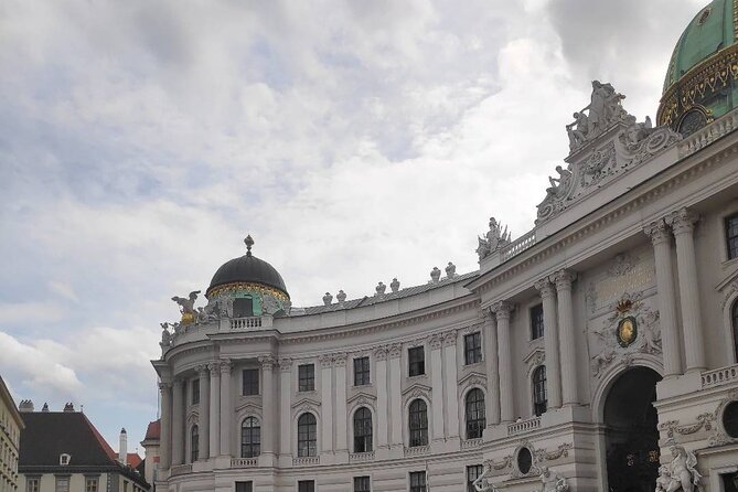 Private car or minivan transfer from Budapest to Vienna or back. - Who should book this transfer?