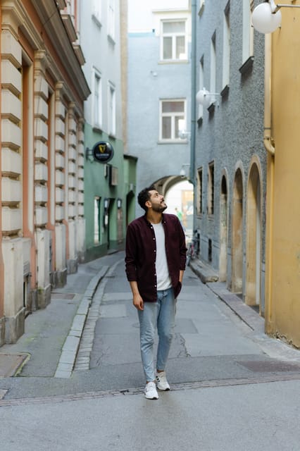 Private Photoshoot Walk Old Town of Graz - Posing help for couples and camera-shy people