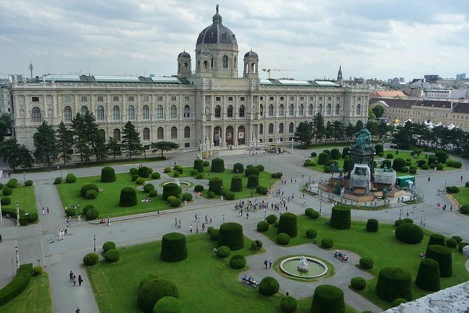 Private Transfer from Munich to Vienna with 2 hours for sightseeing - Choosing Hallstatt For The Two-Hour Stop
