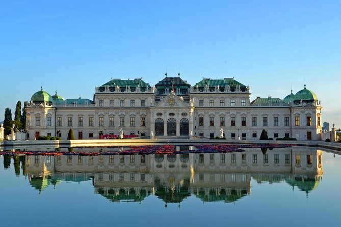 Private transfer from Salzburg to Vienna, 2 hours for sightseeing - Dürnstein and Kreuzenstein suit different interests