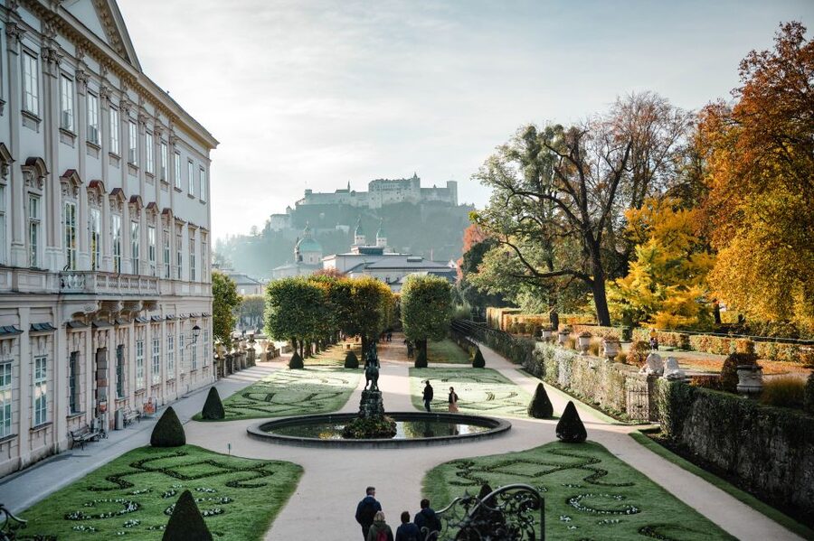 Salzburg: 2-Hour Guided Walking Tour with a Photographer - Timing, language, and physical demands
