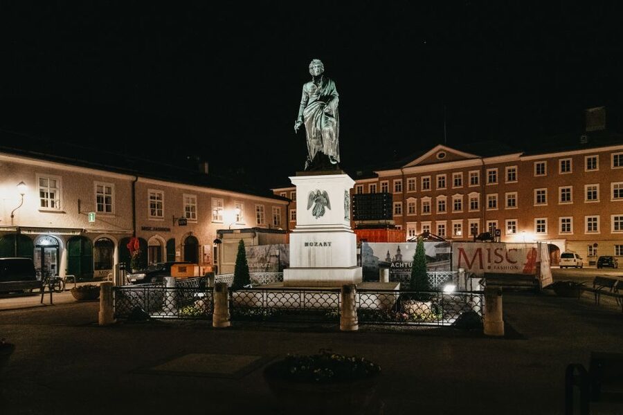 Salzburg: Dark History Tour - Language, access, and family suitability