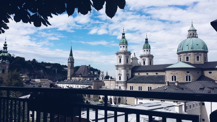 Salzburg: Express Walk with a Local in 60 minutes - Salzburg Cathedral and the first look at the old city