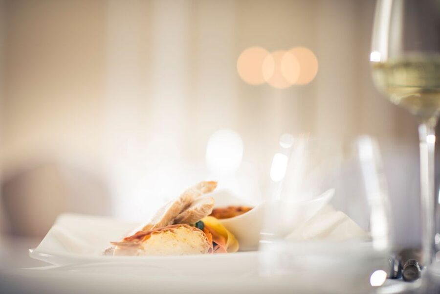 Salzburg: Mozart Concert with Dinner - A candlelit Baroque hall with real atmosphere