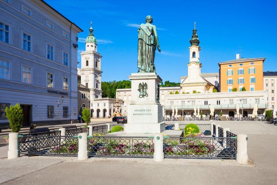 Salzburg: Old Town, Mozart, & Mirabell Gardens Walking Tour - What the guide adds to a short tour