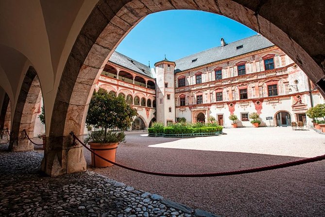 Schloss Tratzberg – Hörspielführung - Courtyard, rooms, and the Habsburg Hall
