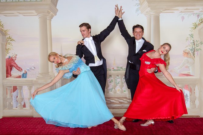 Skip the Line: Austrian Dinner Show Ticket in Vienna - Entering Vienna’s Rathauskeller at 8 p.m.