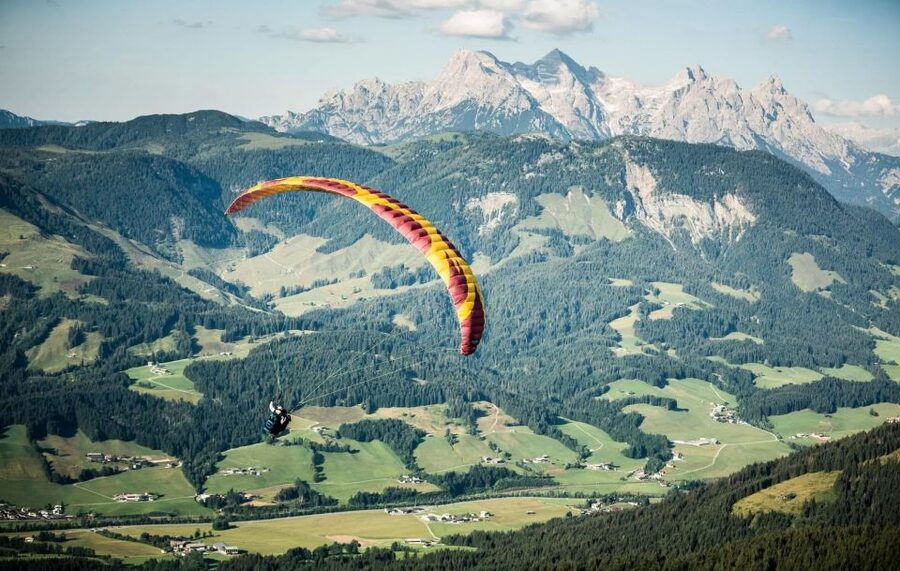 St Johann in Tirol: Tandem Paragliding - Preparing at 1,600 meters