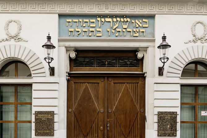 Stadttempel Admission Ticket with a guided tour - Entering a synagogue hidden behind an ordinary facade