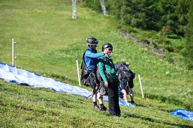 Tandem paragliding in the Stubai Valley near Innsbruck - Landing back at the activity area