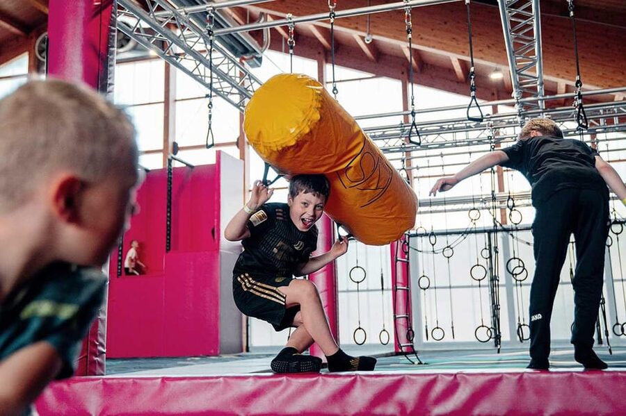 Tirol: Zahmer Kaiser Trampolinpark - The trampoline hall and its 24 trampolines