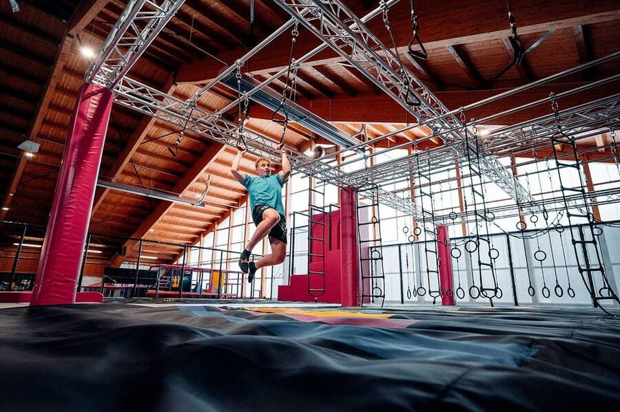 Tirol: Zahmer Kaiser Trampolinpark - Testing balance on the ninja course