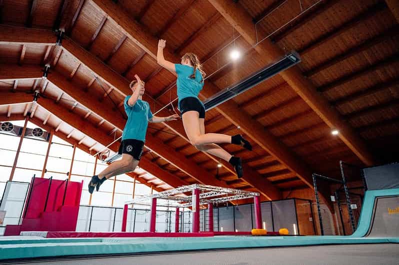Tirol: Zahmer Kaiser Trampolinpark - Starting at reception and getting ready to jump