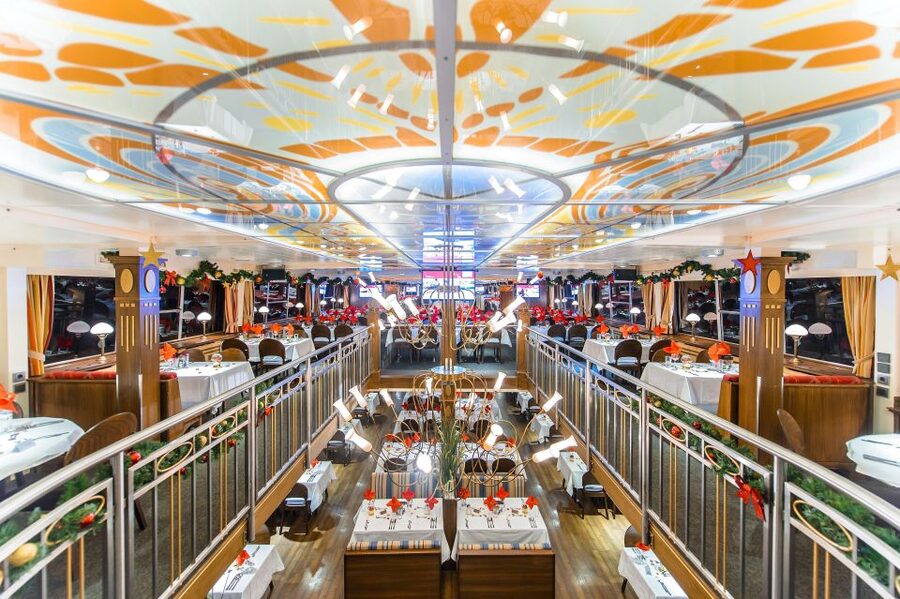 Vienna: 3.5-Hour Danube 70s, 80s, 90s Party Cruise w/ Dinner - The First Hour: Dinner, River Views, and Finding the Mood