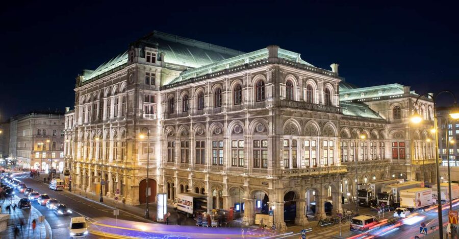 VIENNA AT NIGHT: Photo Tour of the Most Beautiful Buildings - Following the illuminated buildings and squares