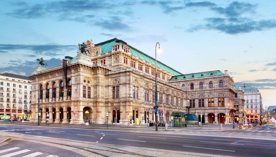 Vienna Audioguide - TravelMate app for your smartphone - MuseumsQuartier and the final city overview
