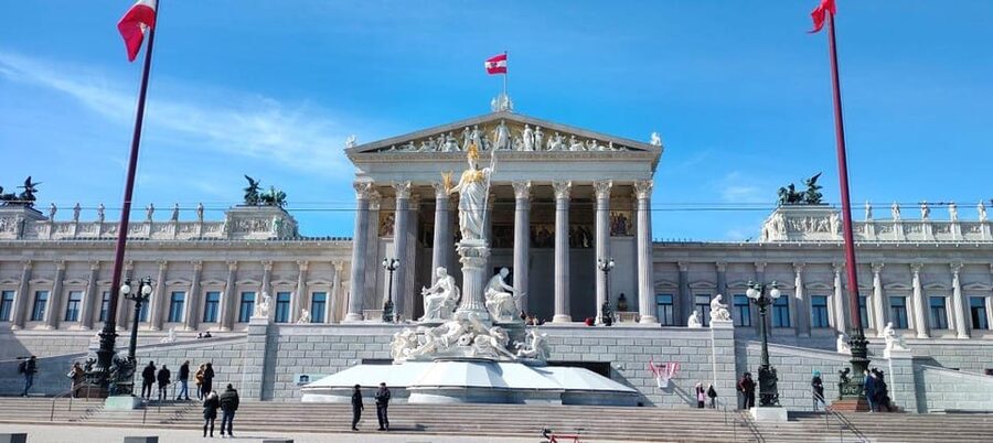 Vienna Audioguide - TravelMate app for your smartphone - Belvedere, the State Opera, and Vienna’s cultural identity
