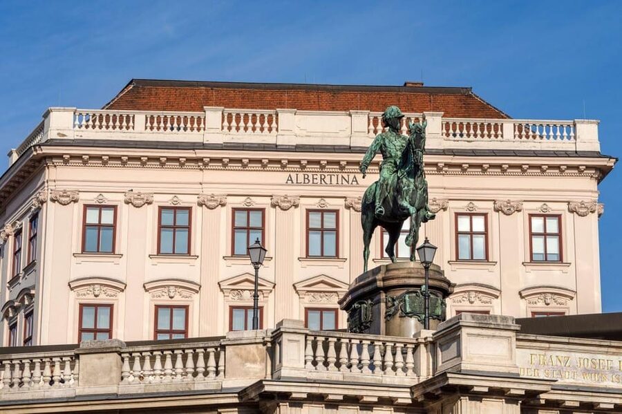 Vienna Audioguide - TravelMate app for your smartphone - Volksgarten, Parliament, and Rathaus