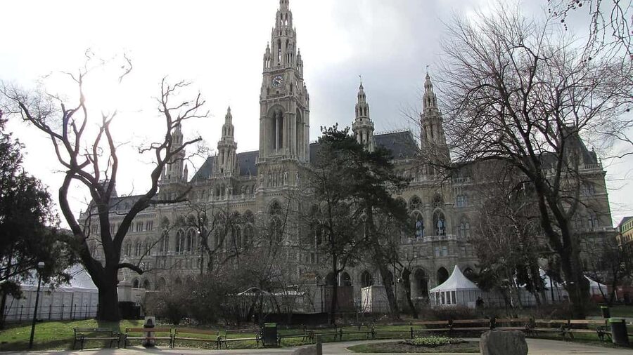 Vienna: Best of Vienna in 2 Hours with a Local - Belvedere Palace: a practical photo stop
