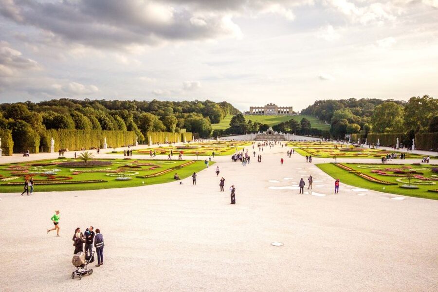 Vienna: Bus & Schönbrunn Palace Skip-the-Line Guided Tour - How the guides shape the experience