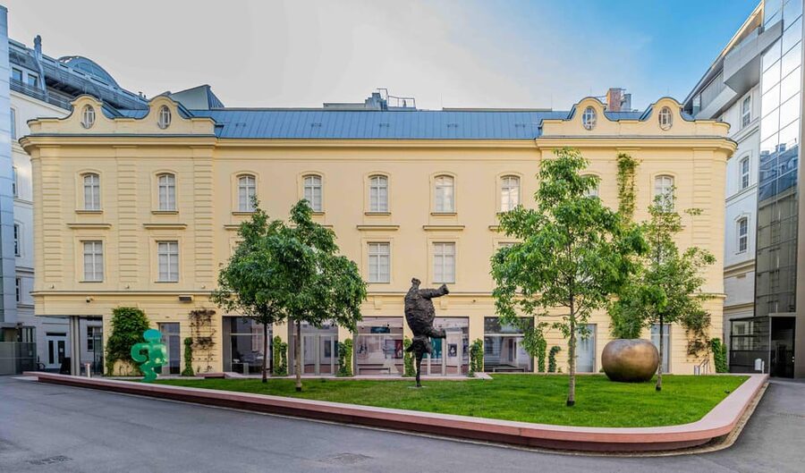 Vienna: City Cruise - Apple strudel, coffee, and table service